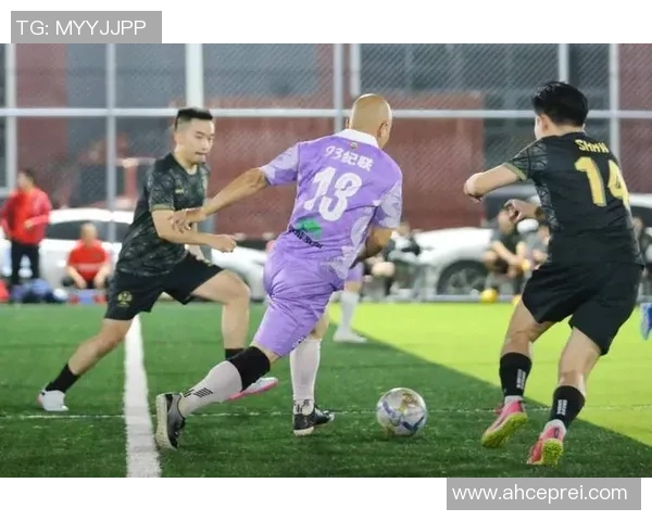 足球明星老将重返赛场激情对决展现传奇风采与青春活力的碰撞